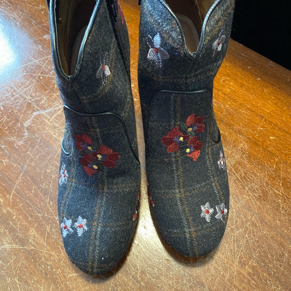 NWOT Gray with floral booties - Picture 10 of 11